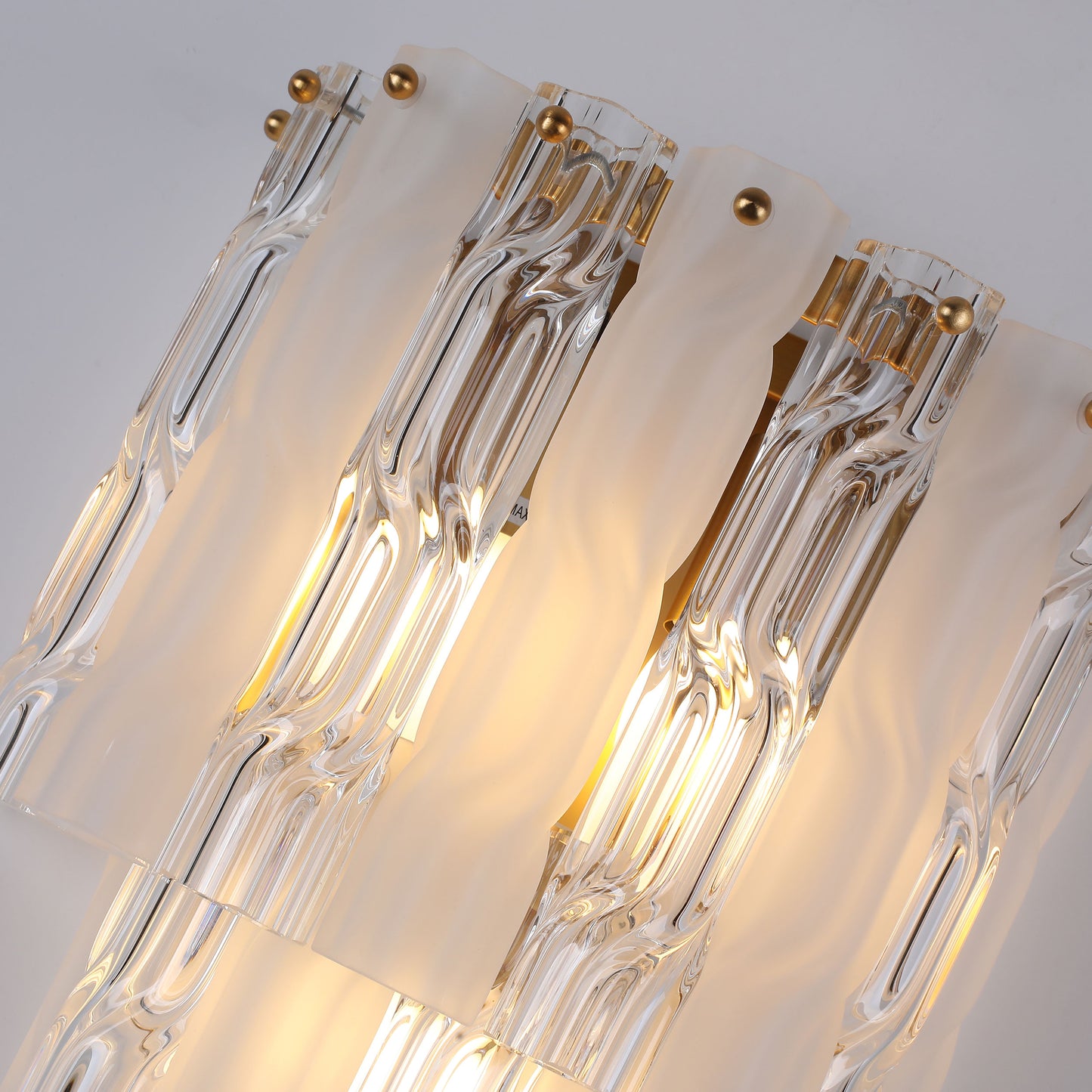 مصباح حائط من Brilliant - Maker WL7112CF مصنوع من زجاج ملتوي ثنائي اللون - إضاءة مخصصة للأعمال التجارية للأماكن المميزة.