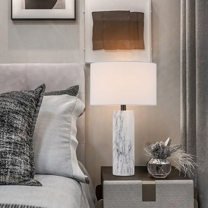 مصباح طاولة من الرخام الأبيض من بريليانت ميكر TL3389AW، أرابيسكاتو، مع غطاء من الكتان البيج BE01 - مصباح كلاسيكي عصري قابل للتخصيص من B2B بلمسة نهائية برونزية، لغرفة المعيشة/غرفة النوم/غرفة الطعام 