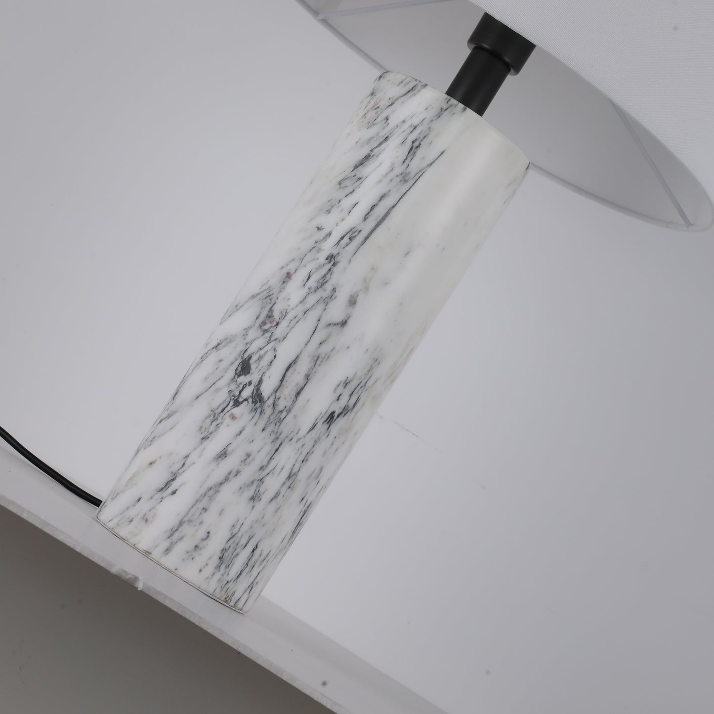 مصباح طاولة من الرخام الأبيض من بريليانت ميكر TL3389AW، أرابيسكاتو، مع غطاء من الكتان البيج BE01 - مصباح كلاسيكي عصري قابل للتخصيص من B2B بلمسة نهائية برونزية، لغرفة المعيشة/غرفة النوم/غرفة الطعام 