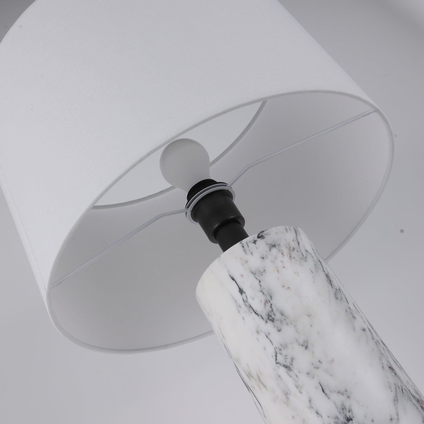 مصباح طاولة من الرخام الأبيض من بريليانت ميكر TL3389AW، أرابيسكاتو، مع غطاء من الكتان البيج BE01 - مصباح كلاسيكي عصري قابل للتخصيص من B2B بلمسة نهائية برونزية، لغرفة المعيشة/غرفة النوم/غرفة الطعام 