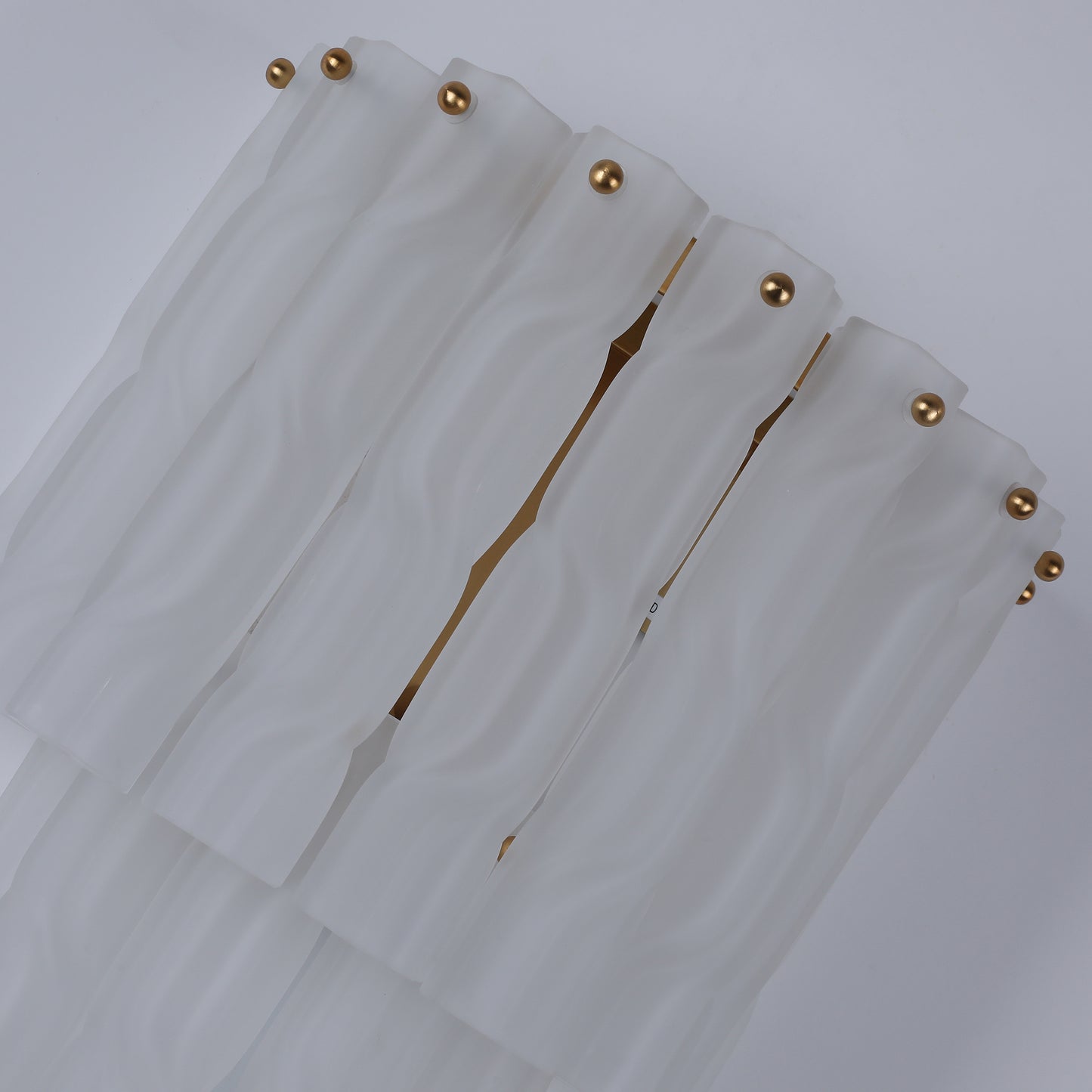 مصباح جداري من Brilliant - Maker WL7112FG مصنوع من زجاج مصقول ملتوي - حلول إضاءة مخصصة فاخرة بين الشركات (B2B).